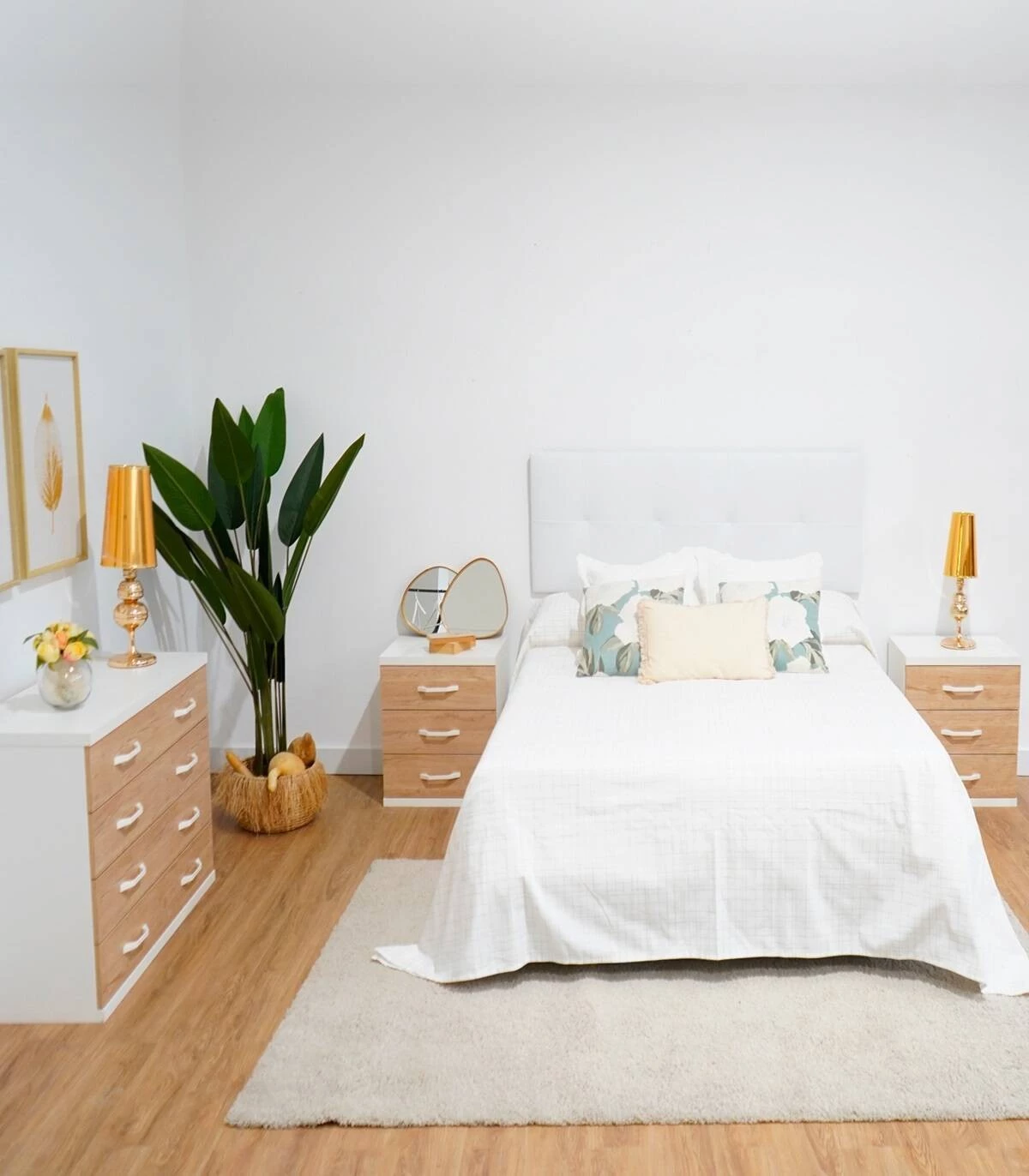 Habitación de matrimonio con mobiliario color blanco,diseño sencillo